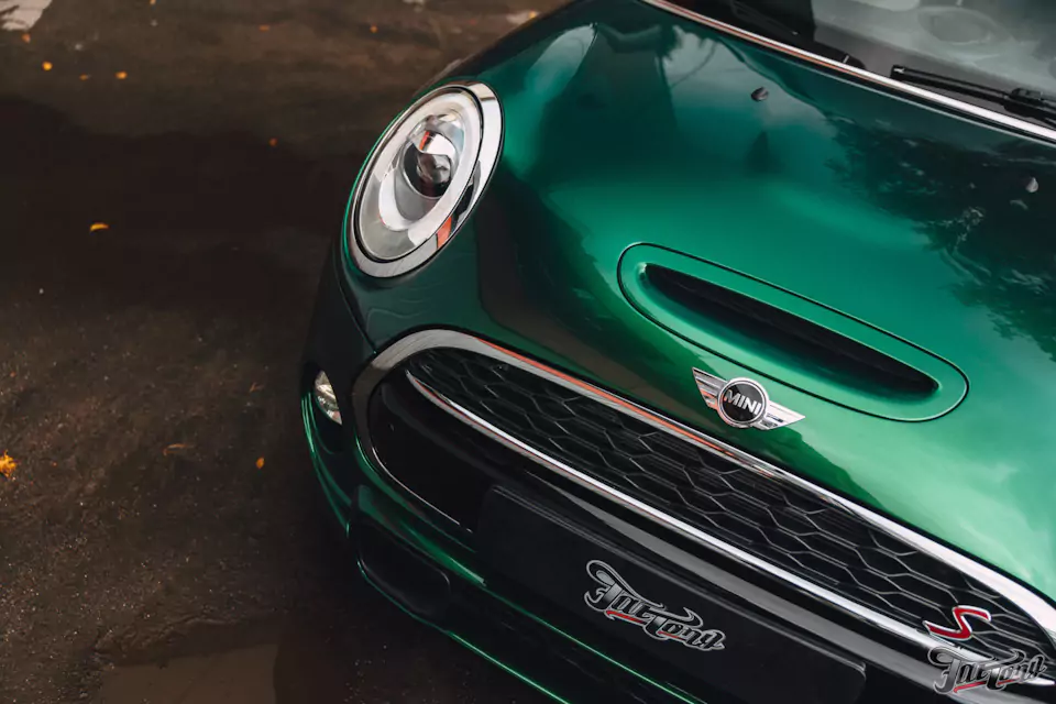 Оклеили Mini Cooper цветным полиуретаном, заменили хромированные детали, окрасили диски и суппорта, выполнили комплекс детейлинг-услуг и техническое обслуживание